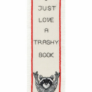 Broderisett - bokmerke "I just love a trashy book"