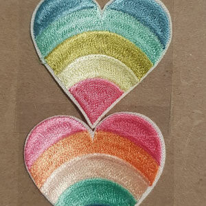 Strykemerke - regnbuehjerter 2stk