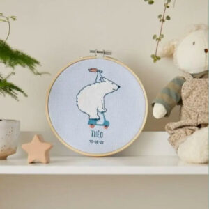 DMC Gift of Stitch - broderi kit, navnplate med isbjørn