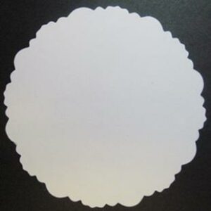 Diecuts rund scallop hvit