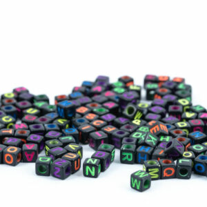 Perleboks - Bokstav Sort/farger 7x7mm