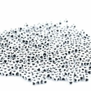 Perleboks - Hjerte Hvit/sort 5x5mm